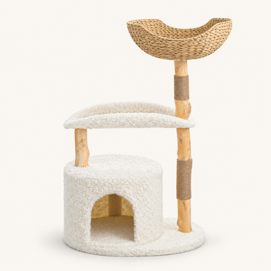 Arbre à chat Nid sur fond clair : panier tressé, perchoir courbe et niche en peluche blanche