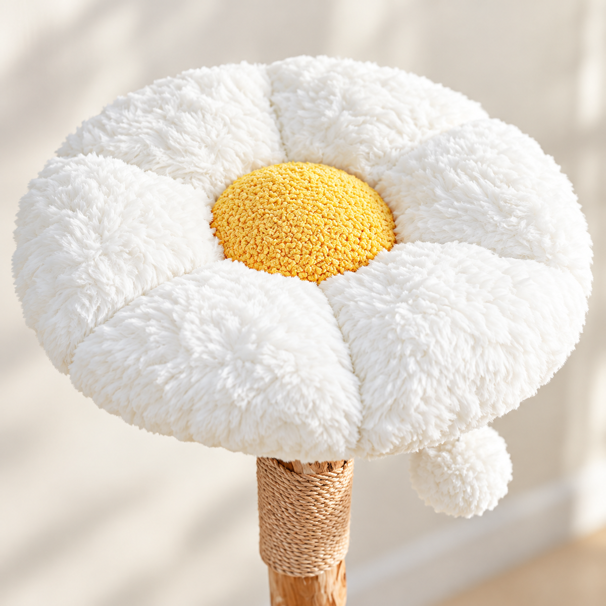Perchoir en forme de fleur en peluche blanche et cœur jaune de l'arbre à chat Clairière